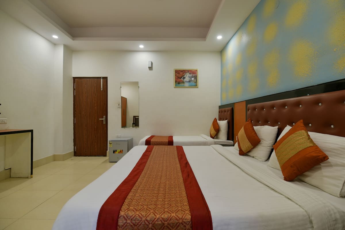 Premium Room, 1 Bedroom, Balcony, City View | Individually decorated, individually furnished, desk, rollaway beds