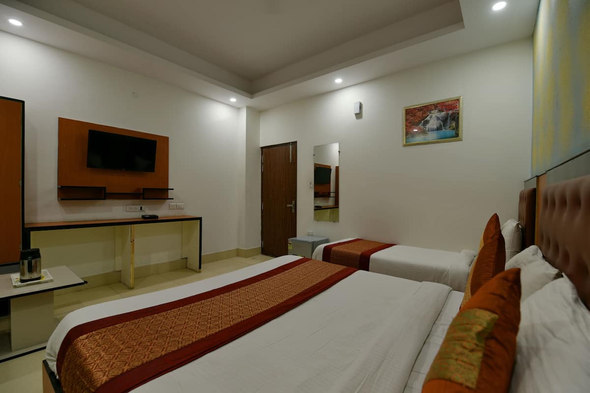 Deluxe Room, 1 King Bed, Balcony, City View | Individually decorated, individually furnished, desk, rollaway beds