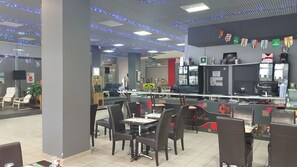 Aamiainen, lounas ja illallinen; paikallinen ja kansainvälinen keittiö 