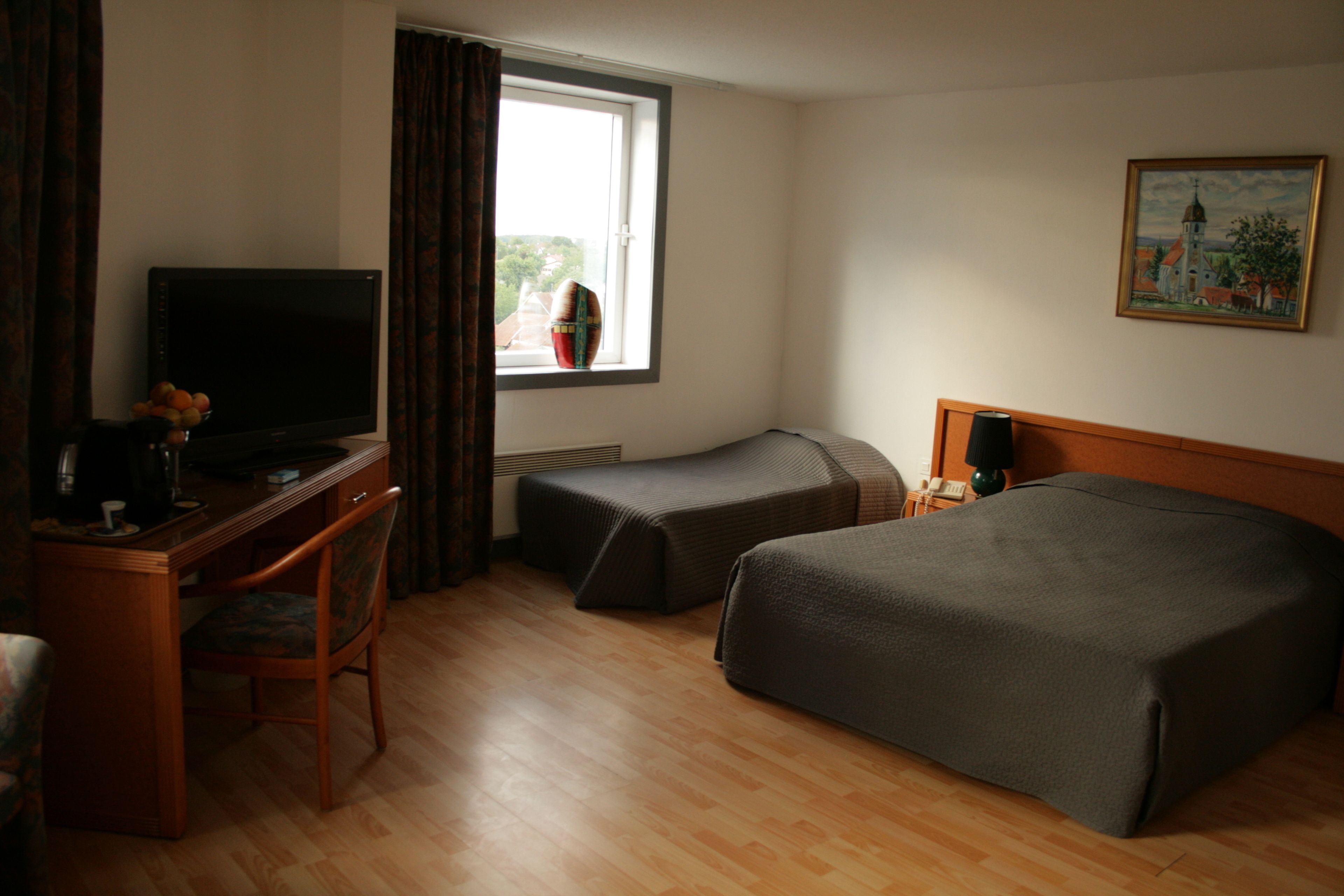 Triple Room | Individually decorated, individually furnished, desk, blackout curtains
