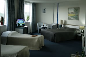 Individually decorated, individually furnished, desk, blackout curtains - Hotel de La Tour (Dampierre-sur-Salon)