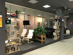 Lobby sitting area - Hotel de La Tour (Dampierre-sur-Salon)