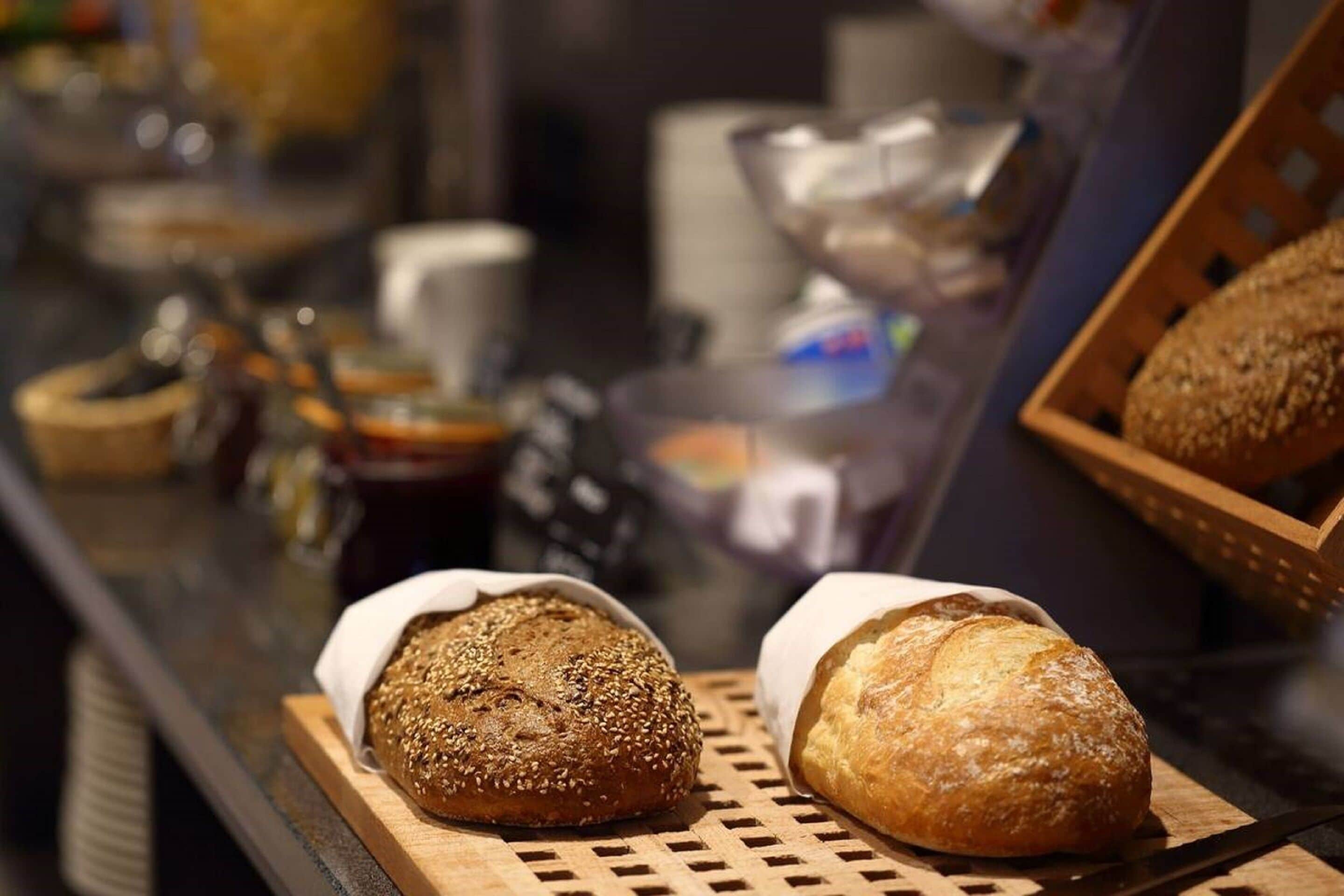 daily continental breakfast (pln 40 per person)