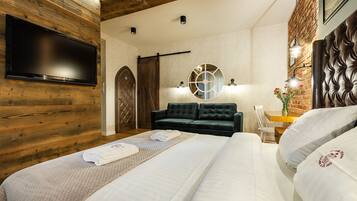 Family Studio Suite, 1 King Bed with Sofa bed, Non Smoking | Iron/ironing board, cribs/infant beds, free WiFi, bed sheets