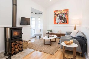 Casa de campo superluxo, 2 quartos (Bilgola Cottage) | Área de estar | TV de tela plana 45 polegadas com canais digitais, TV, dock para iPod
