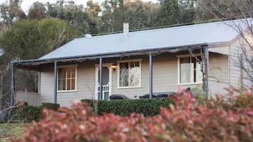 ๋ญ์
๋ฆฌ ์ฝํฐ์ง, ์นจ์ค 2๊ฐ (Bilgola Cottage) | ํ
๋ผ์ค/ํํฐ์ค