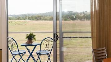 Cattleyard Cottage | Balcony