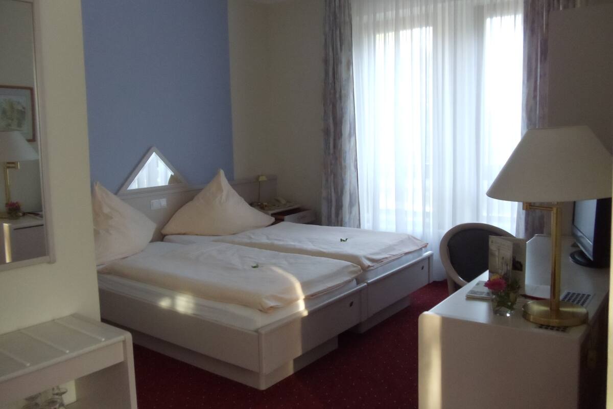 Quarto casal conforto | Cofres nos quartos, escrivaninha, Wi-Fi de cortesia, roupa de cama