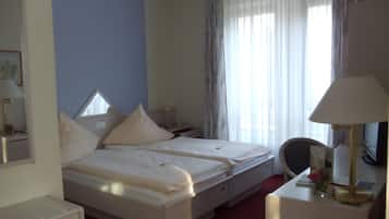 Comfort Double Room | In-room safe, desk, free WiFi, bed sheets