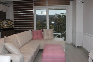 Deluxe Condo, No: 13 / 1+1 Daire | Schreibtisch, schallisolierte Zimmer, Bügeleisen/Bügelbrett, Bettwäsche