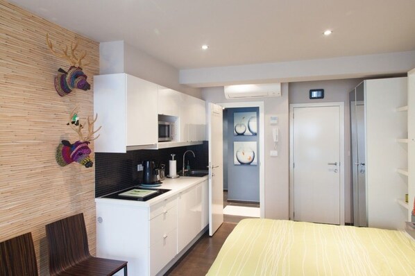 Studio, Kitchen | Iron/ironing board, free WiFi, bed sheets - Stay At Ghent (Ghent)