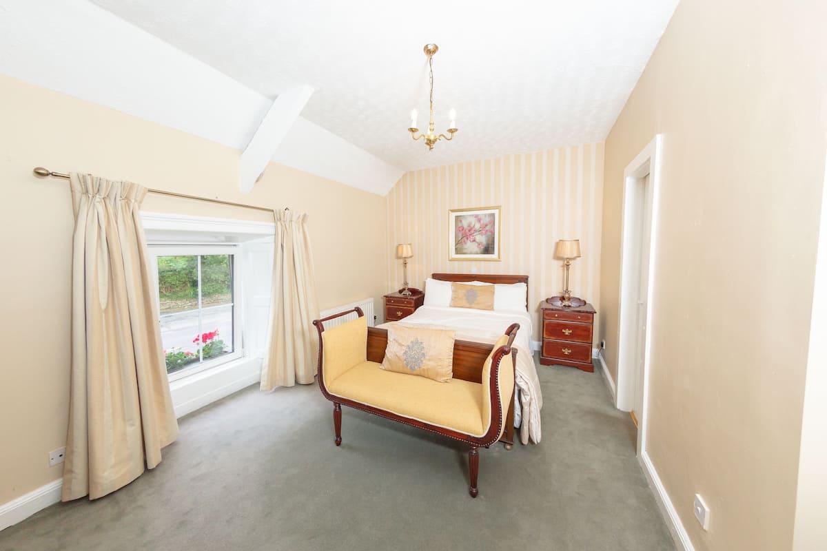 Premium bedding, iron/ironing board, free WiFi, bed sheets