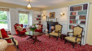 Lobby sitting area - The Glenbeigh Hotel (Glenbeigh)