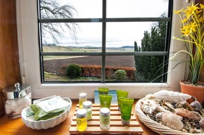 淋浴/盆浴组合、免费洗浴用品、吹风机、浴袍