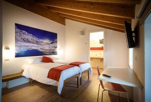 Deluxe dubbelrum eller tvåbäddsrum | Skrivbord, mörkläggningsgardiner, gratis wi-fi och sängkläder
