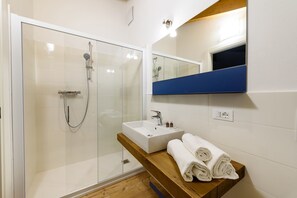 Bruser, brusehoved med spredningseffekt, gratis toiletartikler