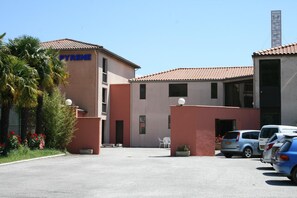 مواقف سيارات مجانية