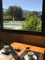 Desayuno buffet diario (EUR 8.90 por persona)