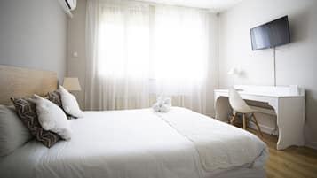 Comfort Double Room, 1 Queen Bed | Desk, blackout drapes, iron/ironing board, free WiFi