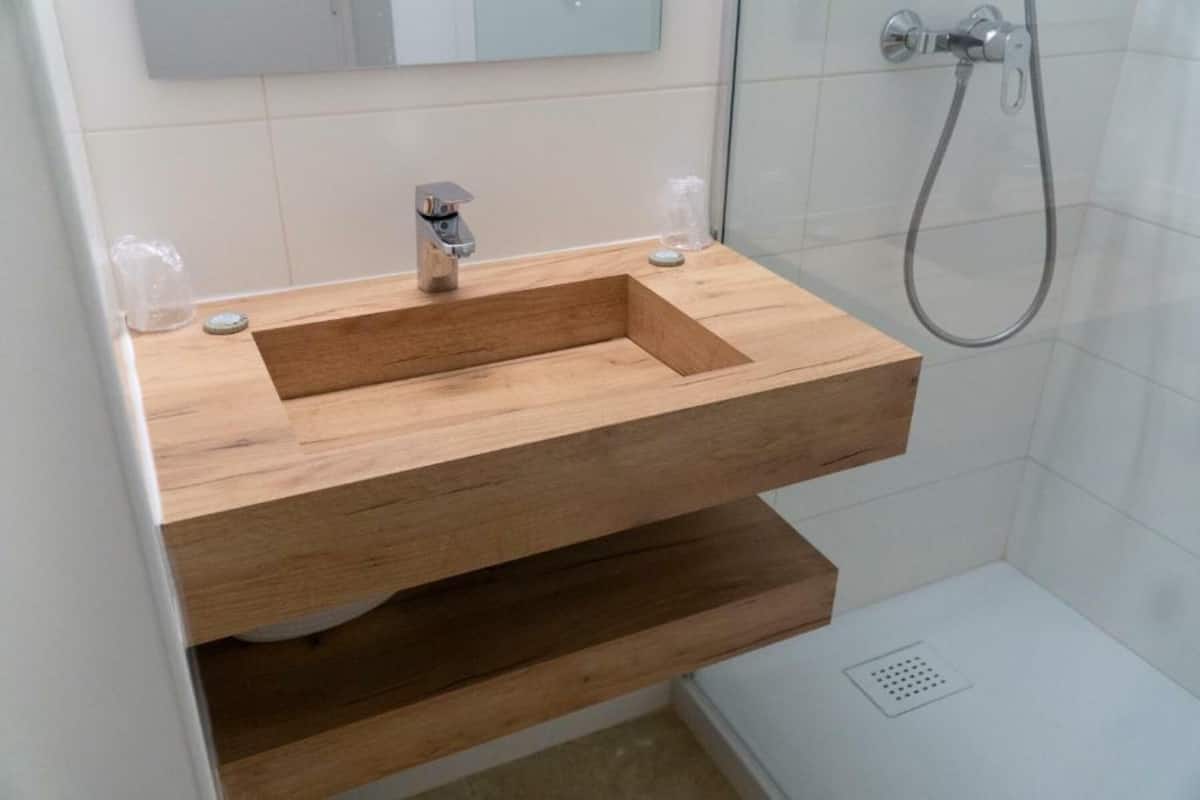 bathtub, free toiletries, hair dryer, towels