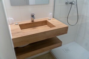 Bathtub, free toiletries, hair dryer, towels