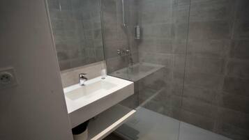 Bathtub, free toiletries, hair dryer, towels