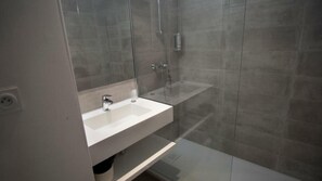 Baignoire, articles de toilette gratuits, sèche-cheveux