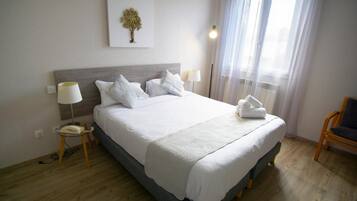 Een bureau, verduisterende gordijnen, een strijkplank/strijkijzer