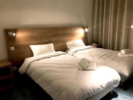 Escritorio, cortinas blackout y tabla de planchar con plancha . Hôtel Pyrène