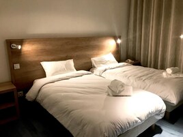 Escritorio, cortinas blackout y tabla de planchar con plancha 