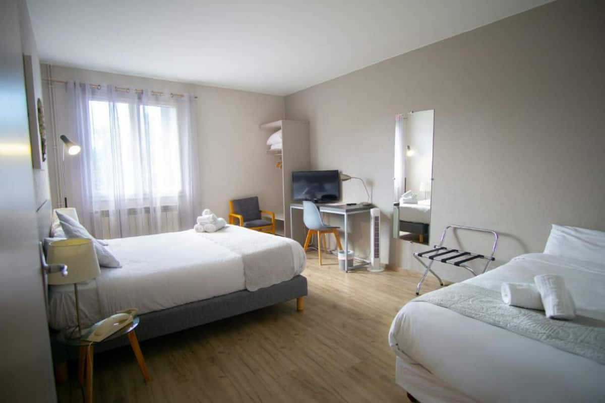 Chambre triple | Bureau, rideaux d’obscurcissement, fer et planche à repasser