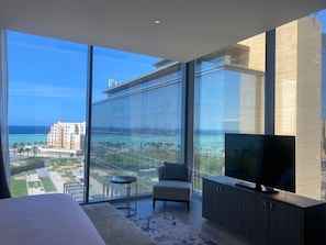 Two Bedroom Suite Partial Sea View | Minibar, safe på rommet, skrivebord for bærbar PC og blendingsgardiner