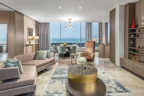 Penthouse | Área de sala de estar | Televisión de pantalla plana de 32 pulgadas con canales vía satélite