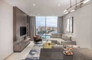 Suite Prestige, 2 chambres, vue sur la marina | Aire de séjour | Téléviseur à écran plat de 32 po avec télévision par satellite