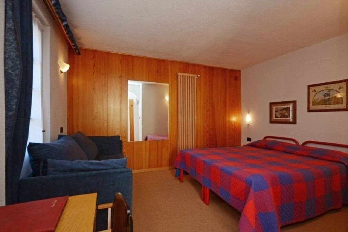 In-room safe, desk, cribs (surcharge), bed sheets