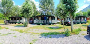 Stacaravan | 2 slaapkamers, verduisterende gordijnen, gratis babybedden