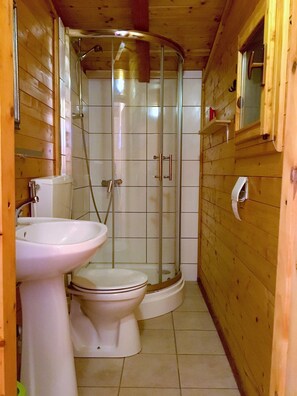 Chalet, 2 slaapkamers | Badkamer | Een douche