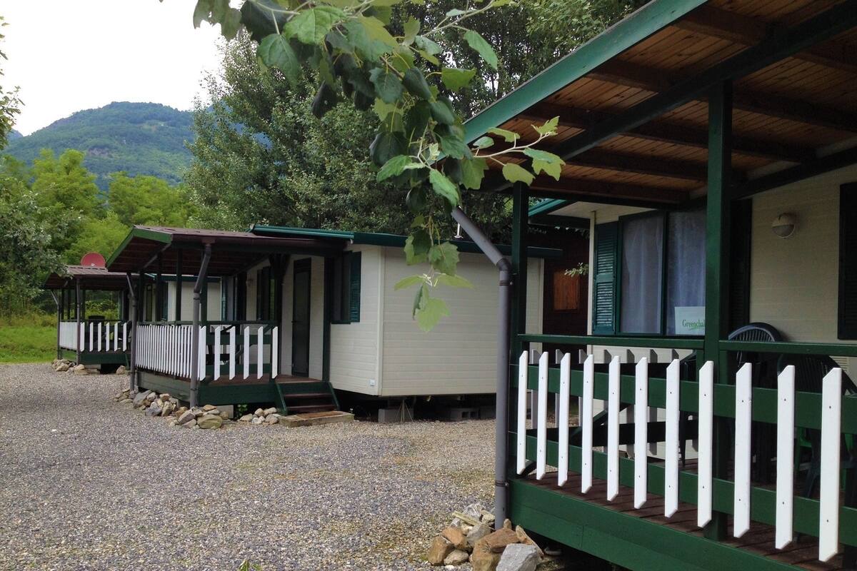 Mobile Home | 2 bedrooms, blackout curtains, free cots/infant beds