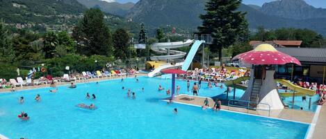 Seasonal outdoor pool, open 10:00 AM to 5:00 PM, sun loungers