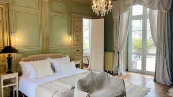 Suite | Premium bedding, individually decorated, individually furnished, desk