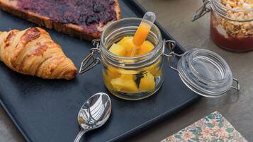 Frukostbuffé varje dag (EUR 14 per person)