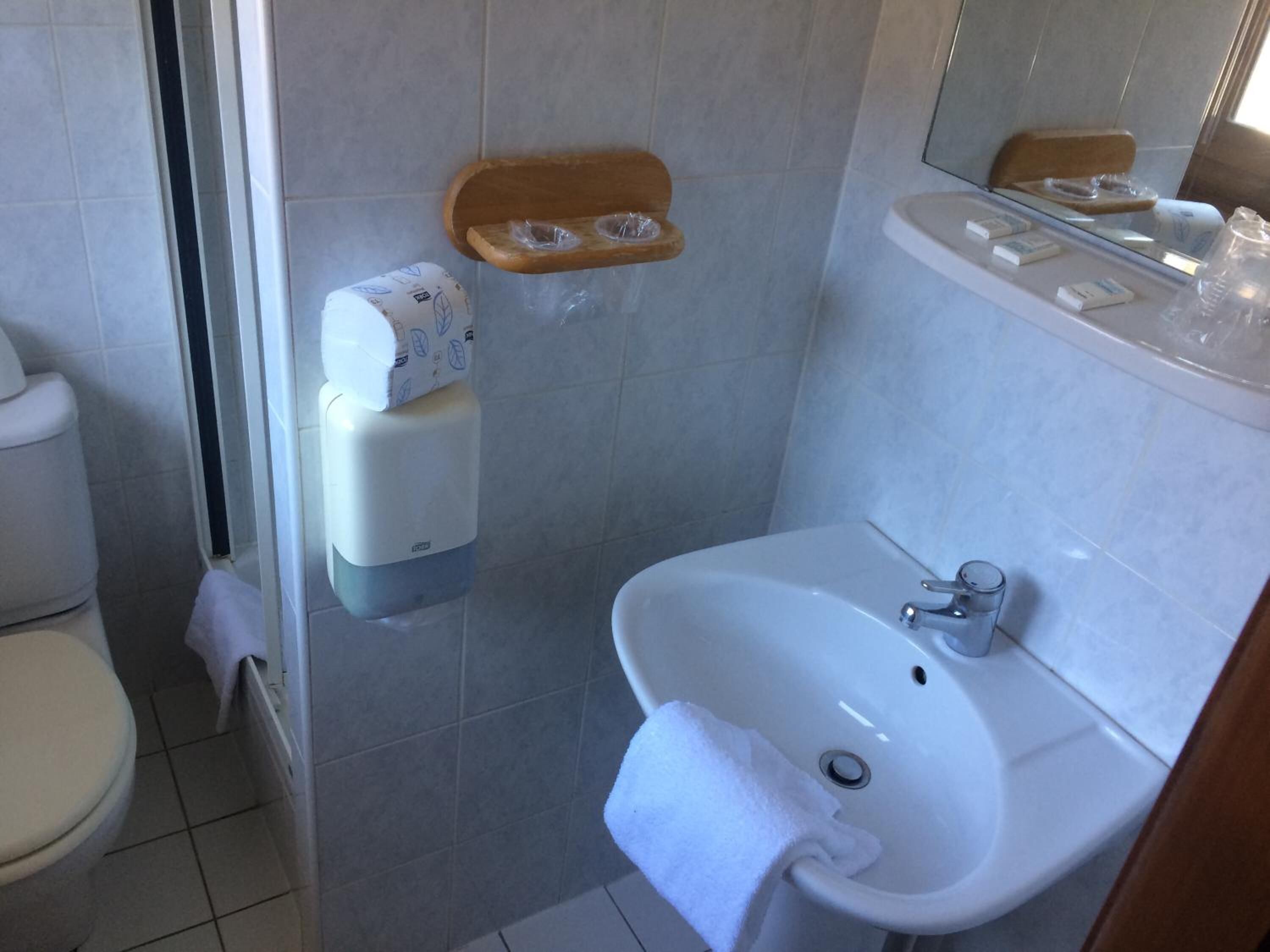 shower, free toiletries, towels