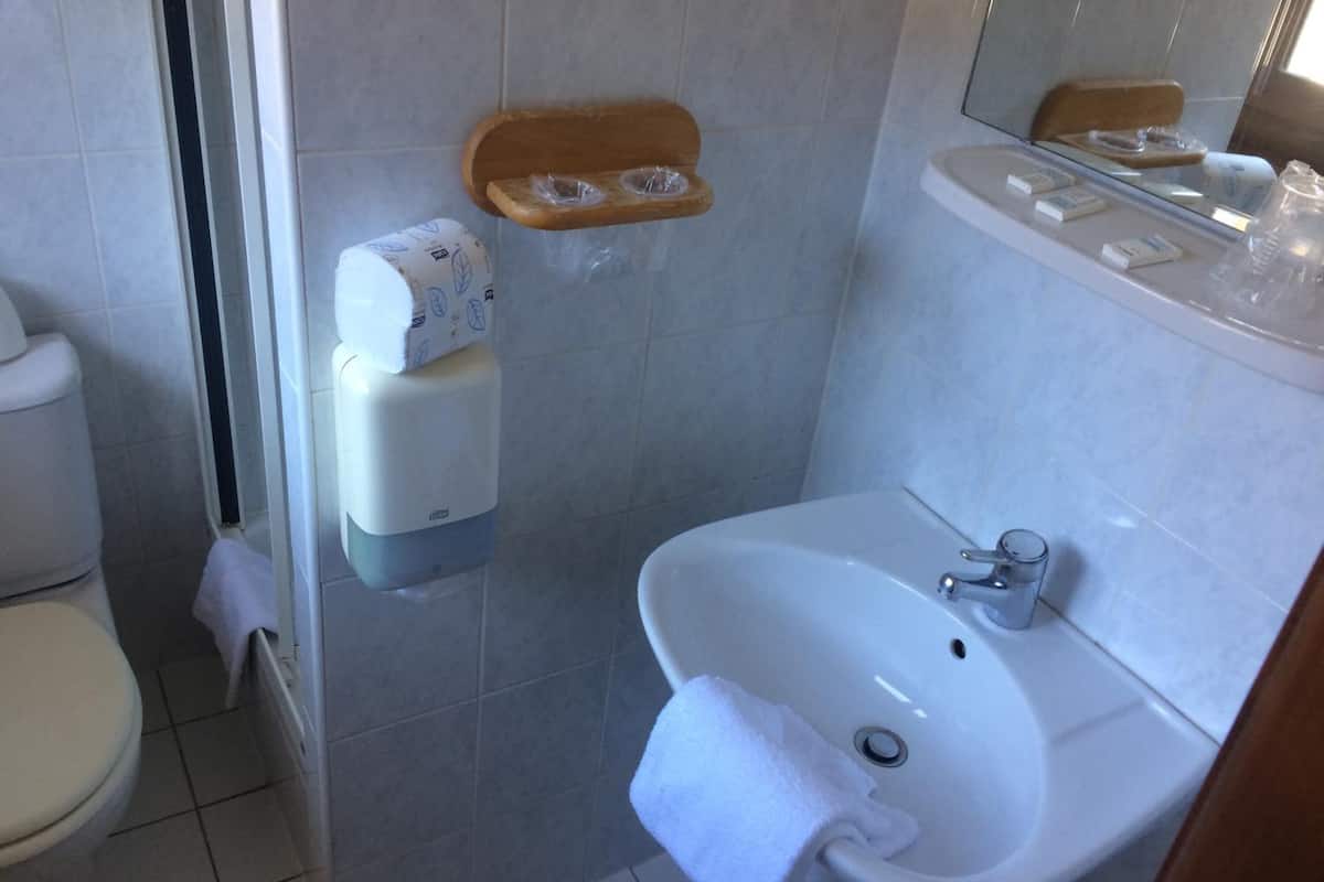 shower, free toiletries, towels