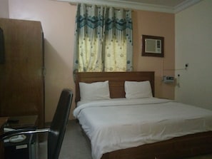 1 bedroom, desk
