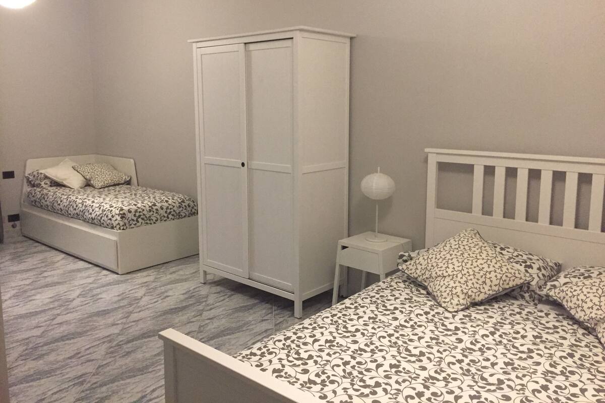Chambre Double, vue cour intérieure | Lits pliants/supplémentaires, Wi-Fi gratuit, draps fournis
