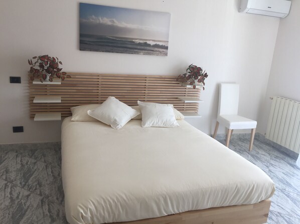 Kamar Triple, pemandangan laut | Tempat tidur lipat/tambahan, Wi-Fi gratis, dan seprai linen