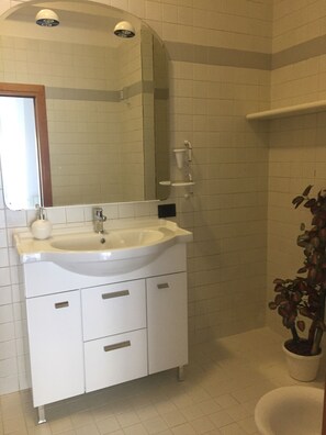 Double Room Single Use, Courtyard View | Bathroom | Shower, hair dryer, bidet, towels - La Salida Del Sol (Agrigento)