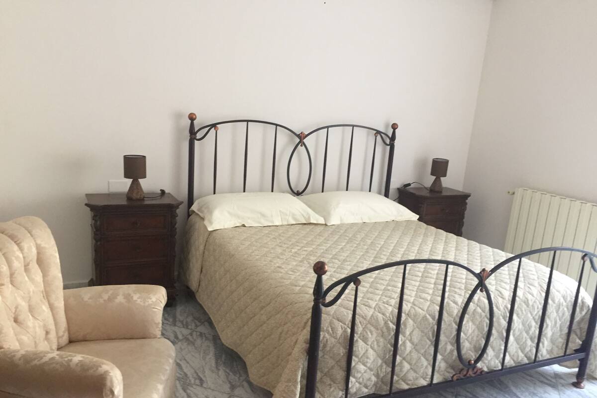 Chambre Double pour 1 personne, vue cour intérieure | Lits pliants/supplémentaires, Wi-Fi gratuit, draps fournis