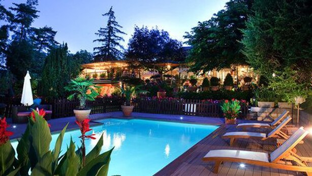 A swimming pool with lounge chairs and potted plants. - Les Clos de Chaponost (Chaponost)