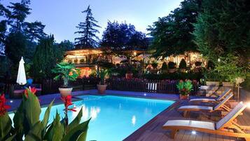 Seasonal outdoor pool